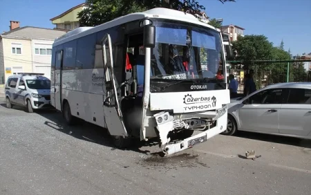 Minik avtomobili və avtobus toqquşdu: 5 yaralı