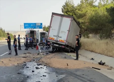 Yük maşını və traktor toqquşdu: 3 ölü, 1 yaralı