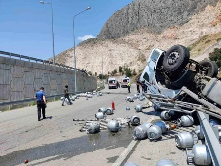 Qaz balonu daşıyan yük maşını aşdı: 1 yaralı