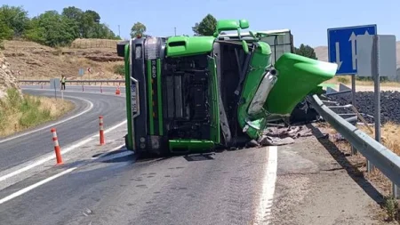 TIR-ın yolda aşması zəncirvari qəzaya səbəb olub