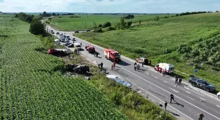 Ukrayanda yük maşını və mikroavtobus toqquşub: 14 ölü