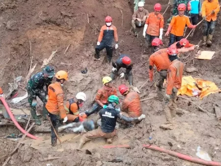 İndoneziyada qızıl mədənində torpaq sürüşməsi: 10 ölü, 40 itkin