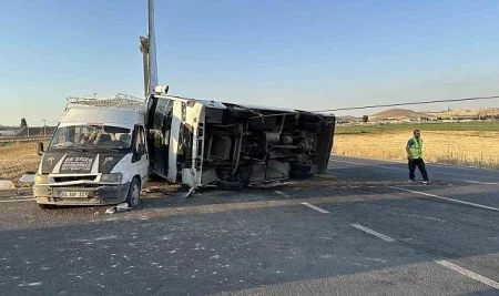 İki mikroavtobus toqquşdu: 1 ölü, 16 yaralı