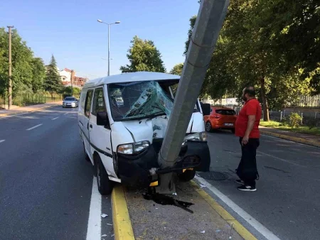 Yük maşını ağaca çırpıldı: 1 yaralı