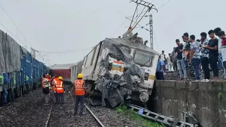 Hindistanda qatar qəzası: 2 ölü, 20 yaralı