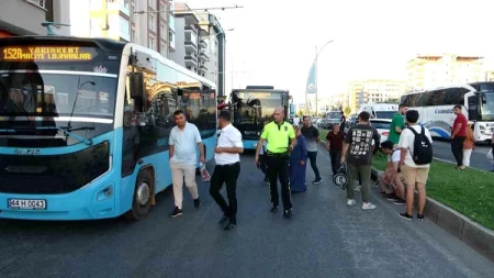 Minik avtomobili və sərnişin avtobusu toqquşdu: 2 yaralı