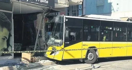 Avtobus 4 mərtəbəli binaya çırpıldı