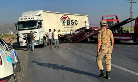 Minik avtomobili TIR-ın qoşqusuna çırpıldı: 4 yaralı