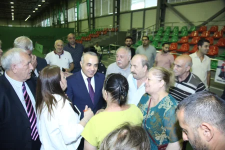 Azay Quliyevin izdihamlı görüşü – Seçici: “O, yalnız vəd vermir, sözünə əməl edir”