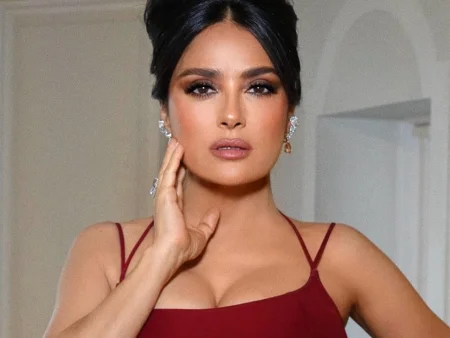 57 yaşlı Salma Hayekin yaxtada görüntüləri göz qamaşdırdı - FOTOLAR