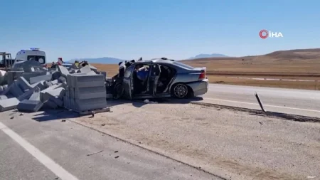 Avtomobil yol kənardındakı betona çırpıldı: 1 ölü, 2 yaralı