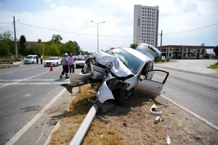 Avtomobil yol kənarındakı səkiyə çırpıldı: Ata və iki övladı yaralandı