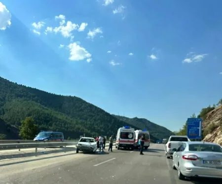 Avtomobil yol kənarındakı baryerə çırpıldı: 4 yaralı