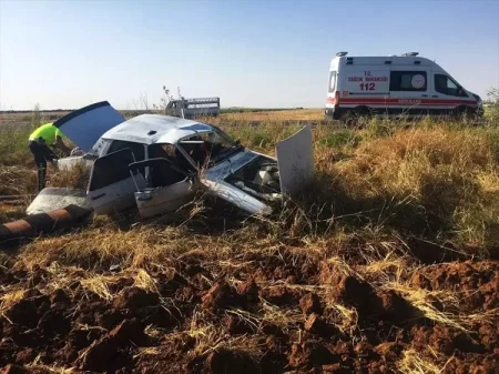 Avtomobil yol kənarına aşdı: 3 yaralı