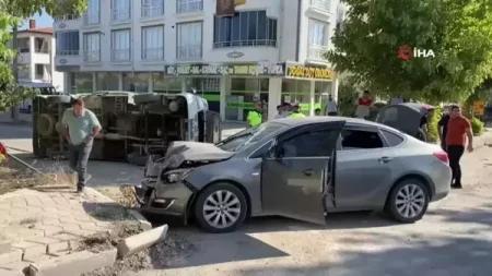 Minik avtomobili toqquşan mikroavtobus aşdı: 2 yaralı