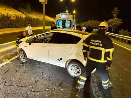 Avtomobil yol kənarındakı səkiyə çırpıldı: 2 yaralı