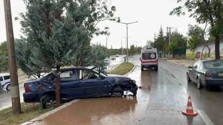 Avtomobil səkidəki ağaca çırpıldı:2 yaralı