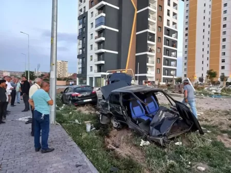 Yol qəzası: Avtomomil iki yerə bölündü