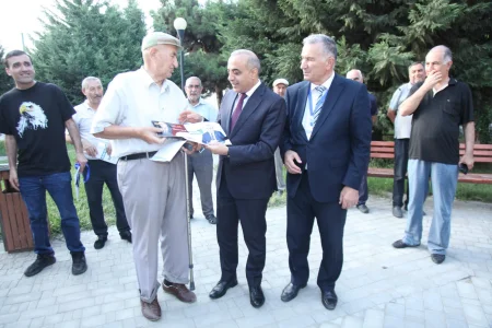 Azay Quliyevin məhəllə görüşləri davam edir, 7-ci mikrorayonda coşqulu qarşılanma