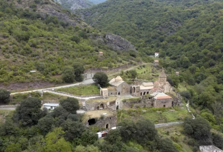 İlham Əliyev və Mehriban Əliyeva Kəlbəcərdəki Xudavəng monastır kompleksində olublar