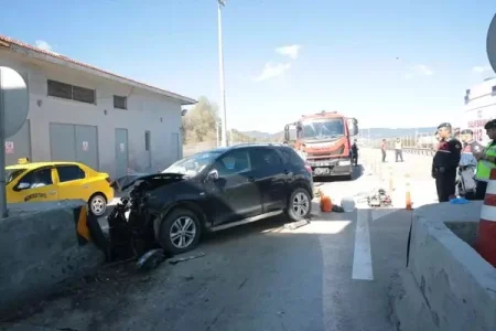 Avtomobil beton dirəyə çırpıldı: Sürücü ölüdü, xanımı yaralandı