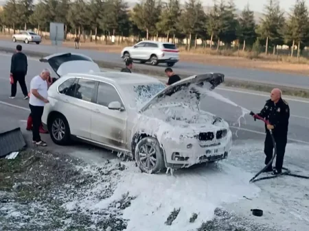 Avtomobil yanaraq yararsız hala düşdü