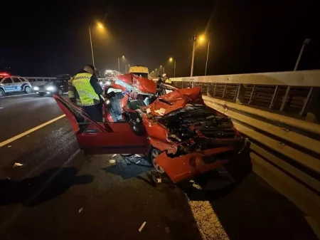 Minik avtomobili TIR-la toqquşdu: 4 yaralı