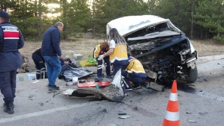 Mikroavtobus aşdı: 2 ölü, 13 yaralı