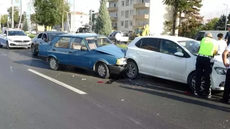 Yük maşını və minik avtomobili toqquşdu: 1 yaralı