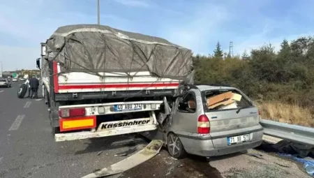 Minik avtomobili arxadan TIR-a çırpıldı:2 ölü, 3 yaralı