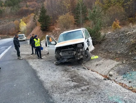 Mikroavtobus və minik avtomobili toqquşdu: 10 yaralı