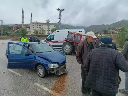 Traktor və minik avtomobili toqquşdu: 4 yaralı