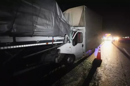 Yük maşını və TIR toqquşdu: 2 yaralı