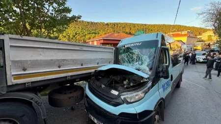 Sərnişin mikroavtobusu və TIR toqquşdu: 8 yaralı