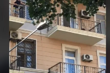 Bakıda bina çökdü, ev sahibi uçqunda qaldı - VİDEO