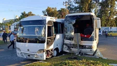 İki avtobus toqquşdu: 13 yaralı