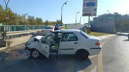 Avtomobil səkiyə çırpıldı: Sürücü yaralandı