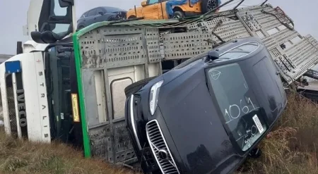 Yeni avtomobilləri daşıyan TIR aşdı: Sürücü yaralandı