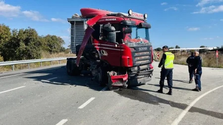 TIR və betonqarışdıran yük maşını toqquşdu: 1 yaralı